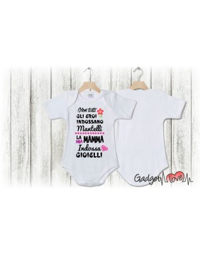 Body la mia Mamma indossa gioielli